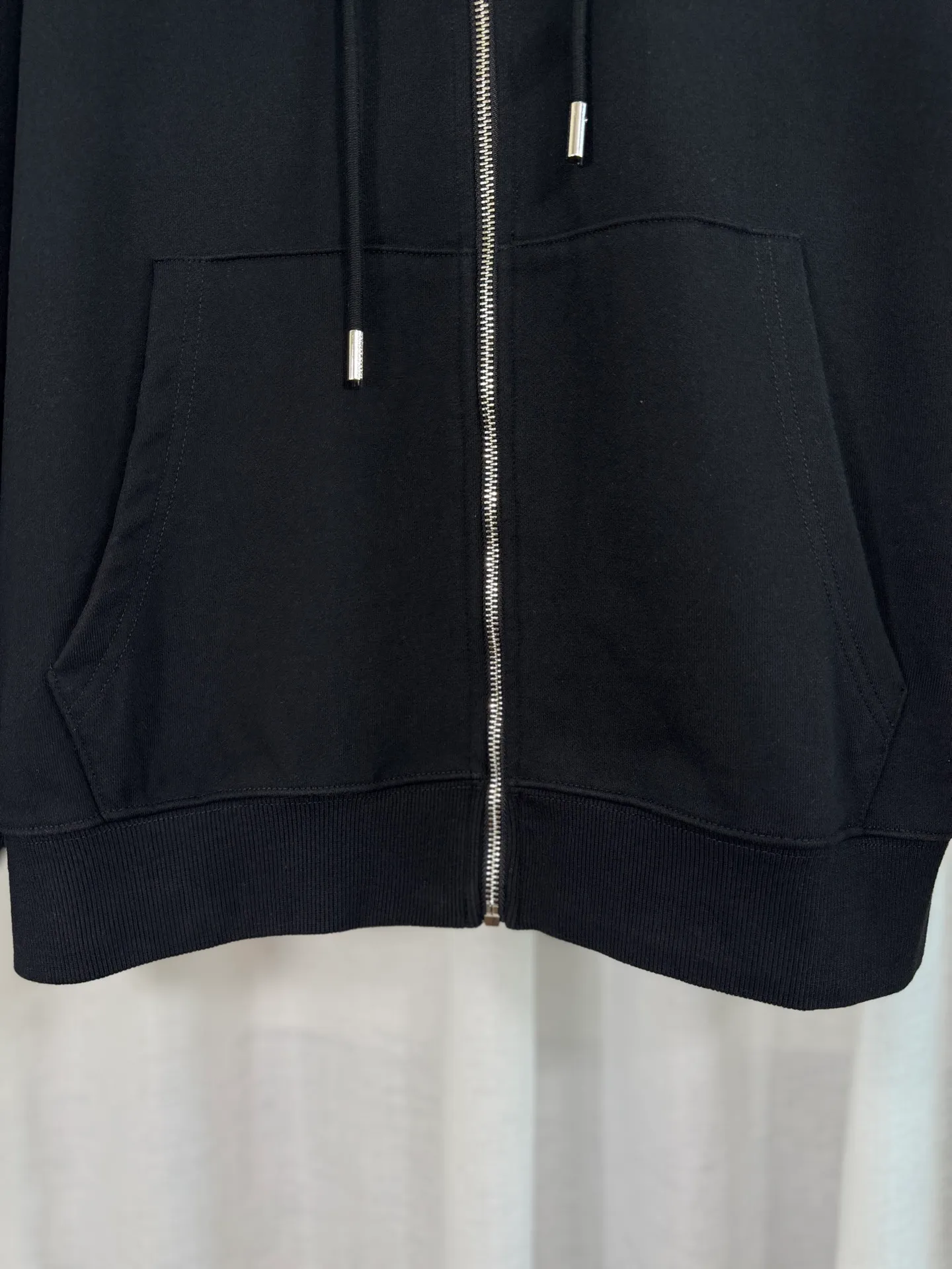 P340 top version, real shot without P, ​​different from market currency) 𝗖𝗵𝗿𝗼𝗺𝗲 𝗛𝗲𝗮𝗿𝘁𝘀/Cro Heart 2025 washed patch embroidery autumn and winter new original single counter American laser patch 3D three-dimensional color embroidery couple casual cardigan sweatshirt 👑The highest version! Customized fabric 480g tripe terry fabric! American acid-washed and distressed original fabric, laser burning + patch embroidery, exquisite embroidery of letters! The best-selling model in the counter, very comfortable to wear. Accessories: original molded and authenticated collar label➕100% silk wash label. Genuine purchase-grade original hangtag➕matching hanging rope➕3D hanging beads➕original packaging bag. Craftsmanship: The original version has consistent wiring! The highest version of the armhole matching technique! Color: Apricot Black Size: S M L XL Style Number: 25-319